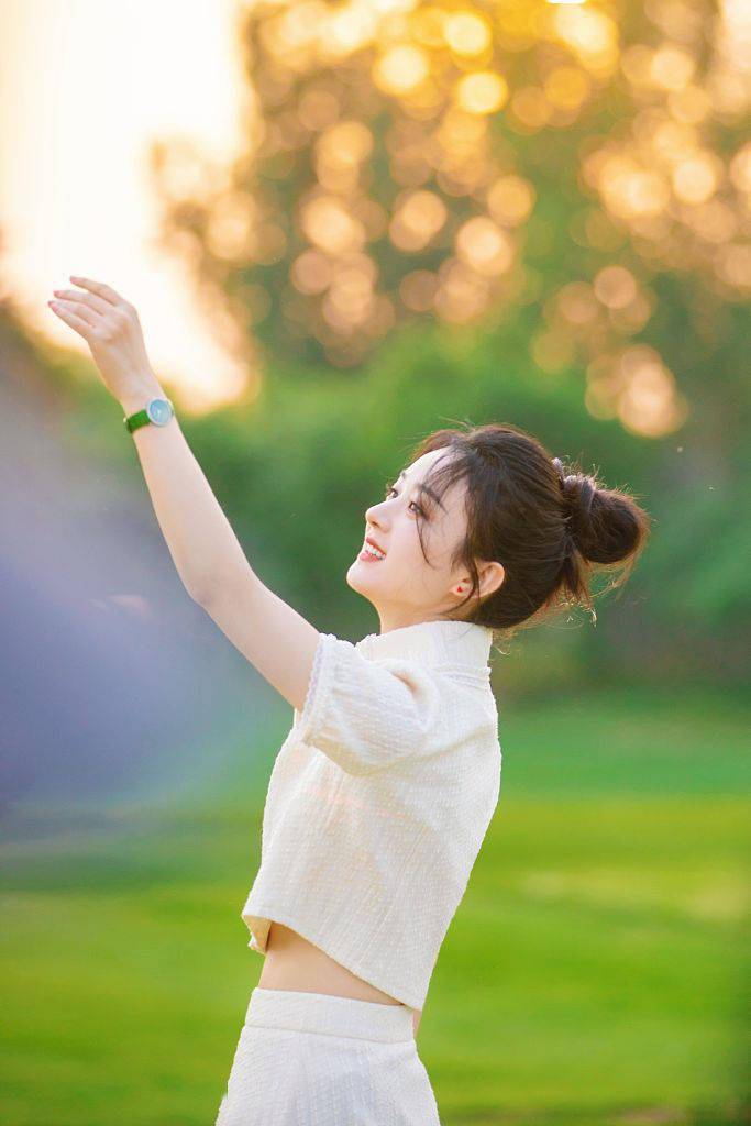 赵丽颖草地露营随拍曝光 与狗狗玩耍笑容超甜_野餐_治愈_夏日