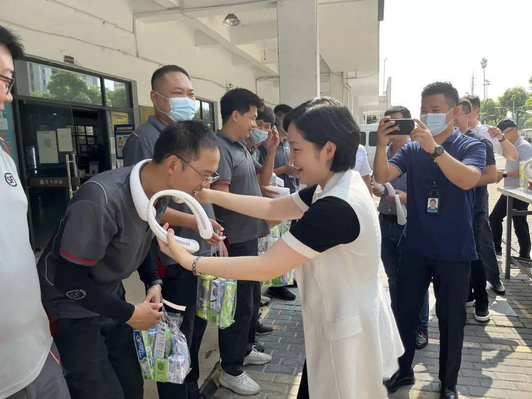 苏州团市委书记方芳慰问快递小哥