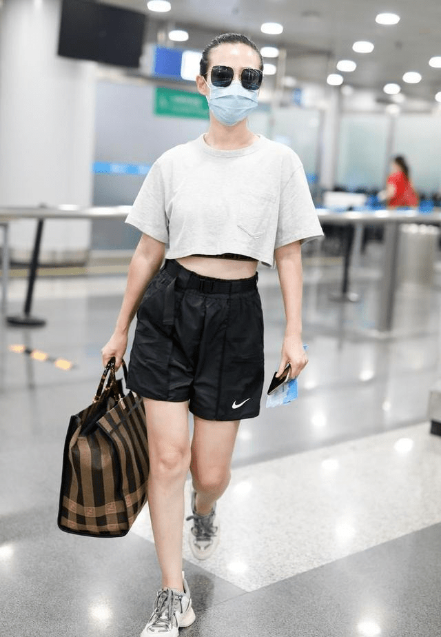 谭卓孩子都这么大了演的角色有点显老但生活中年轻气质独特