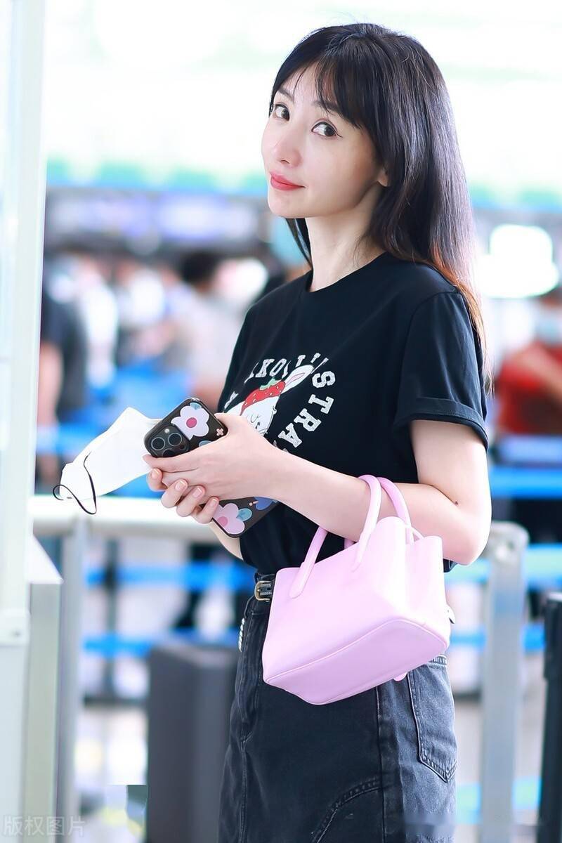 柳岩黑色短t牛仔裙现身机场,清纯甜美可爱至上_长沙_柳岩_机场