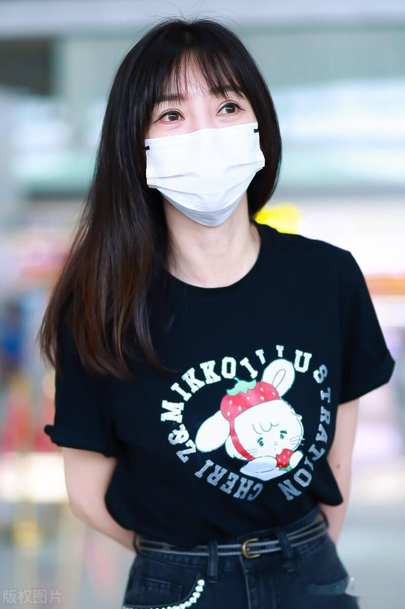 柳岩黑色短t牛仔裙现身机场,清纯甜美可爱至上_长沙_柳岩_机场