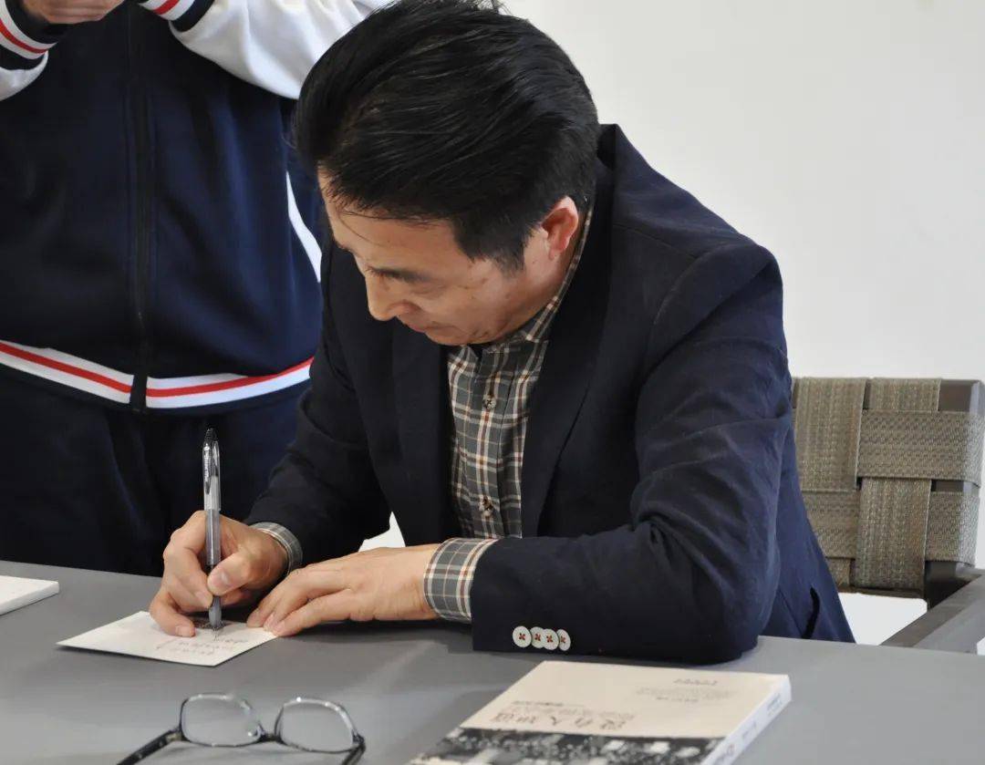 与大兴一中校长王宁共坐咖啡厅