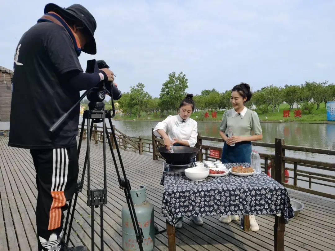 主持人与嘉宾共同品尝美食据悉,《味道》栏目是中央广播电视总台科教