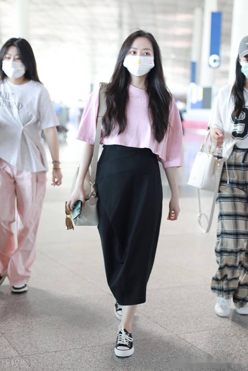 街拍张靓颖粉色t恤黑色半身裙帆布鞋甜美休闲