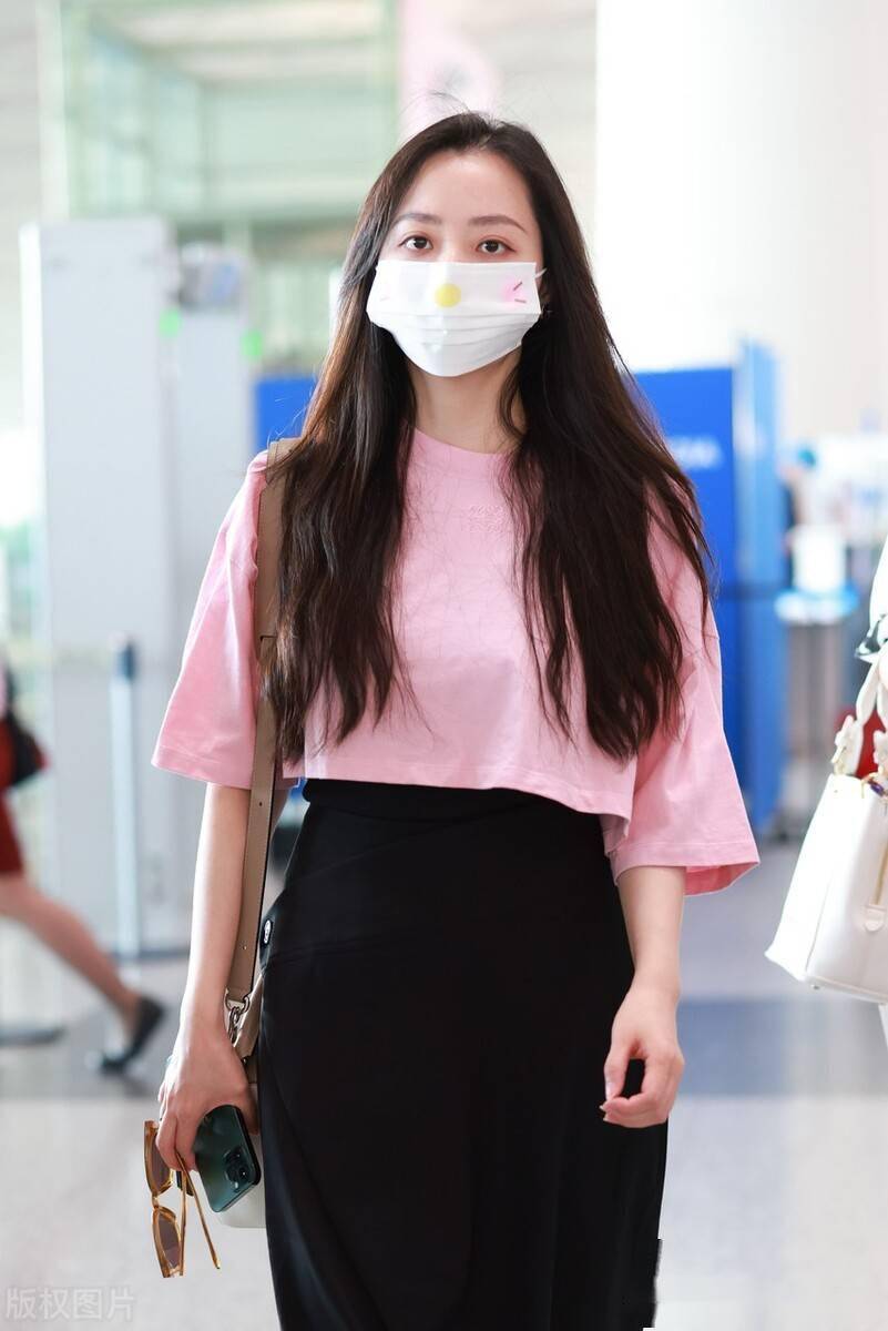 街拍:张靓颖粉色t恤 黑色半身裙 帆布鞋甜美休闲_机场_北京_张靓颖