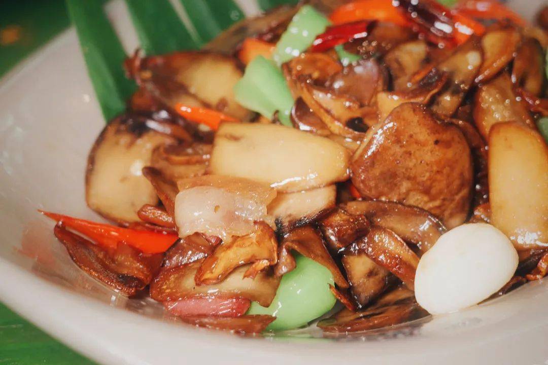 牛肝菌在小馆子中切得算厚,猛火爆炒上桌,入口滑腻油带脆感.