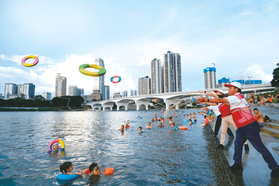 就算他戴着游泳圈,也不能大意……"7月21日傍晚7时,邕江一桥南的江边