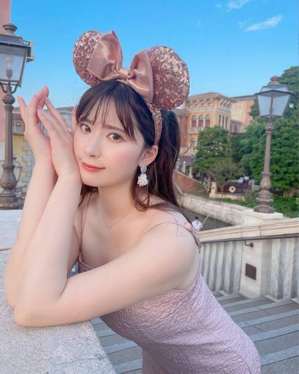 气质绝佳事业线日渐迷人的超级校花伊藤奈月