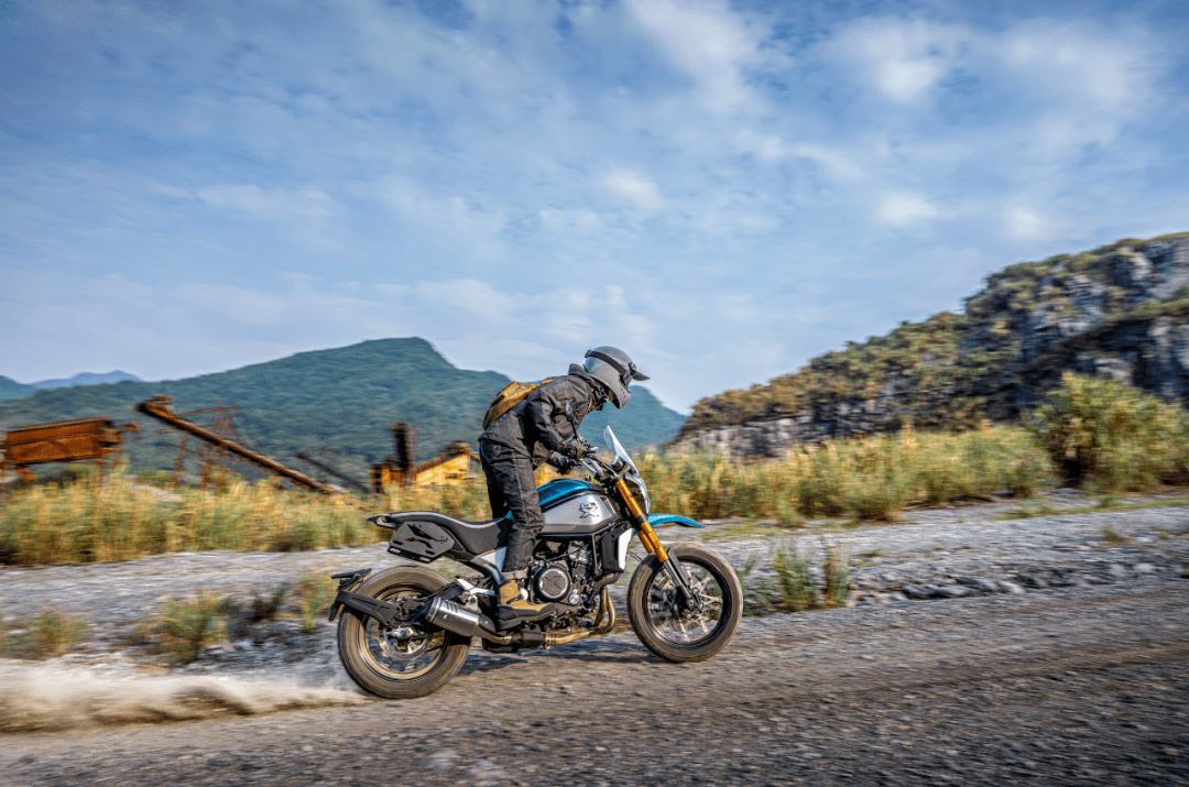 49800元春风700clxadv发布