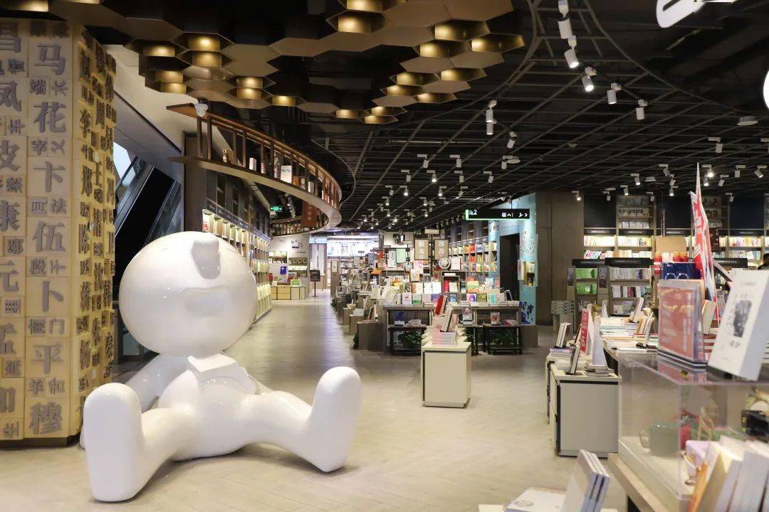 数码零售,定位打造ip消费目的地,引进故宫文创,可米生活等品牌,以其特