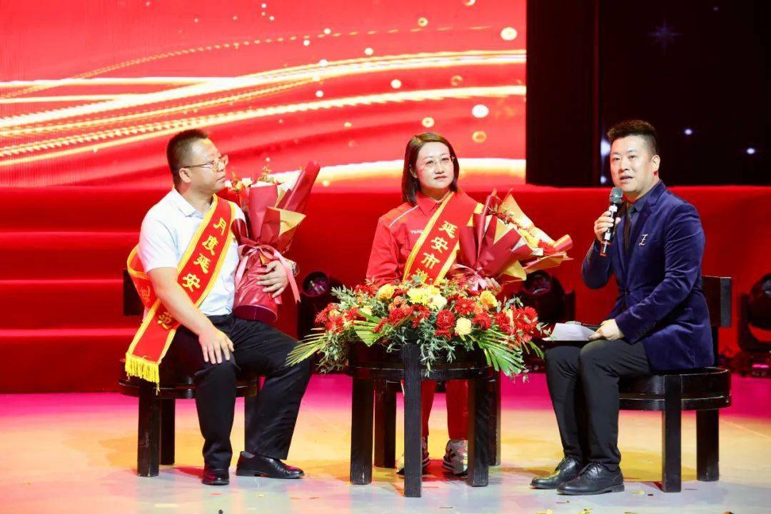 延安市委常委,宣传部部长杨宏兰,吴起县委副书记,县长张宏江共同发布