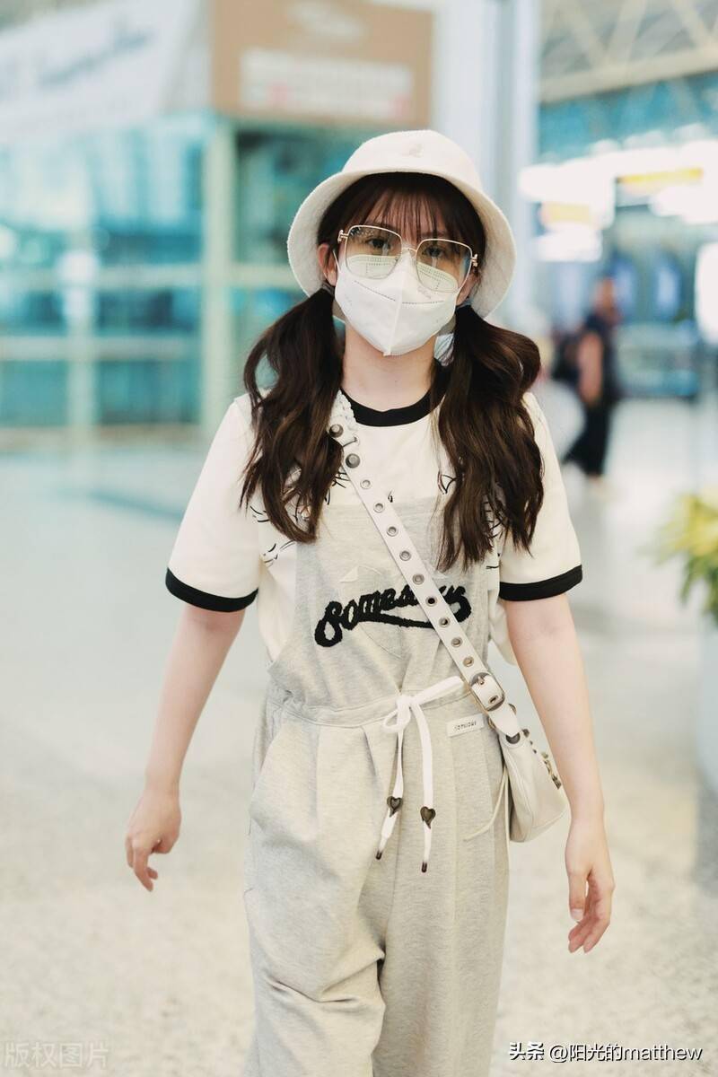 赖美云白色短袖背带裤现身机场,戴渔夫帽清爽可爱_广州_赖美云_机场