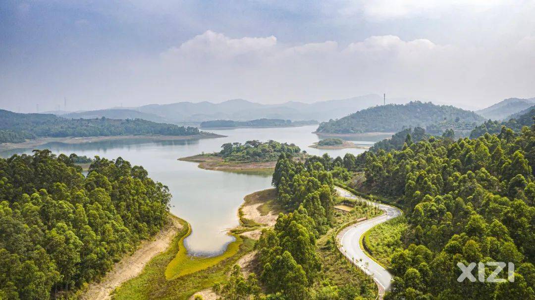 观洞湖森林公园四周山体环抱,绿树成荫,鸟语花香.