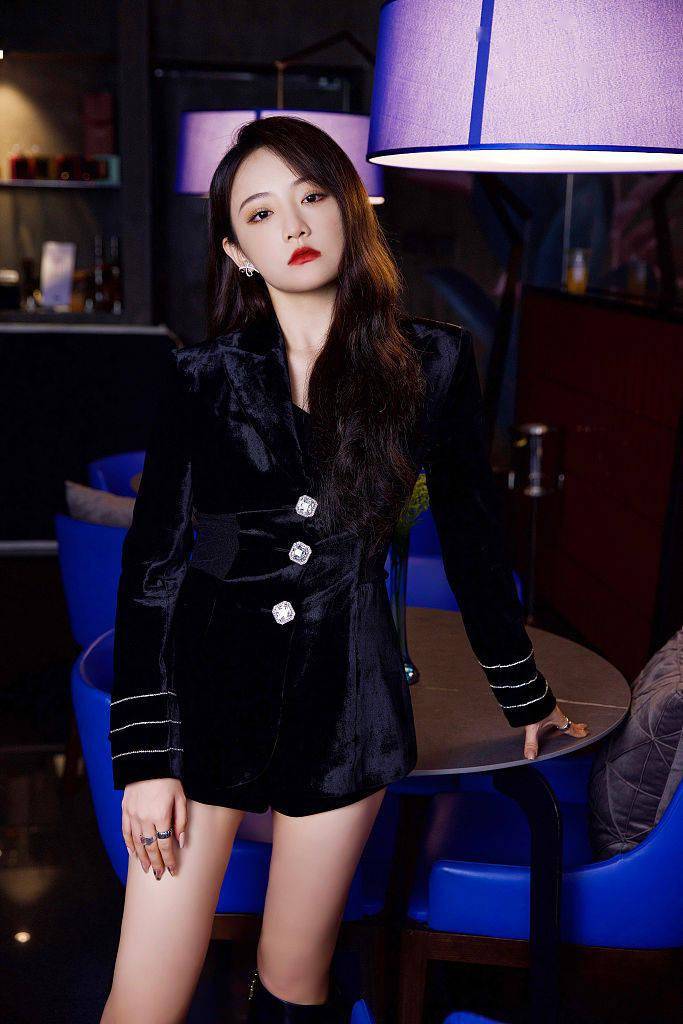 吴佳怡发布开播情景喜剧写真穿酷飒黑裙秒变御姐