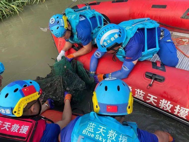 仲尼高邮蓝天救援奋战近17小时成功打捞溺水身亡妇女