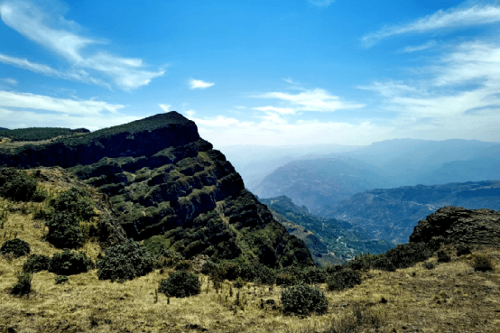 朱提影像一零四鲁甸轿顶山上的晴峰丽云