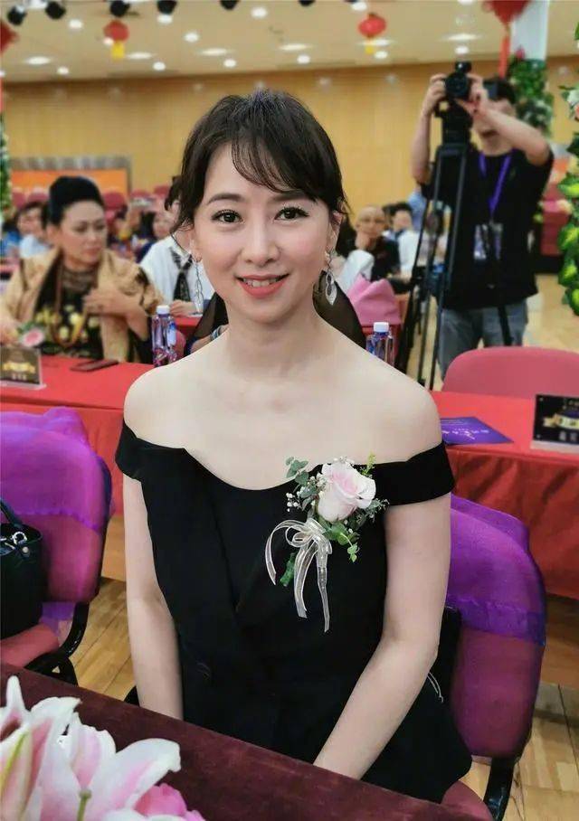 翁虹在街头穿旗袍跳舞54岁这状态一点不老风采不减当年啊