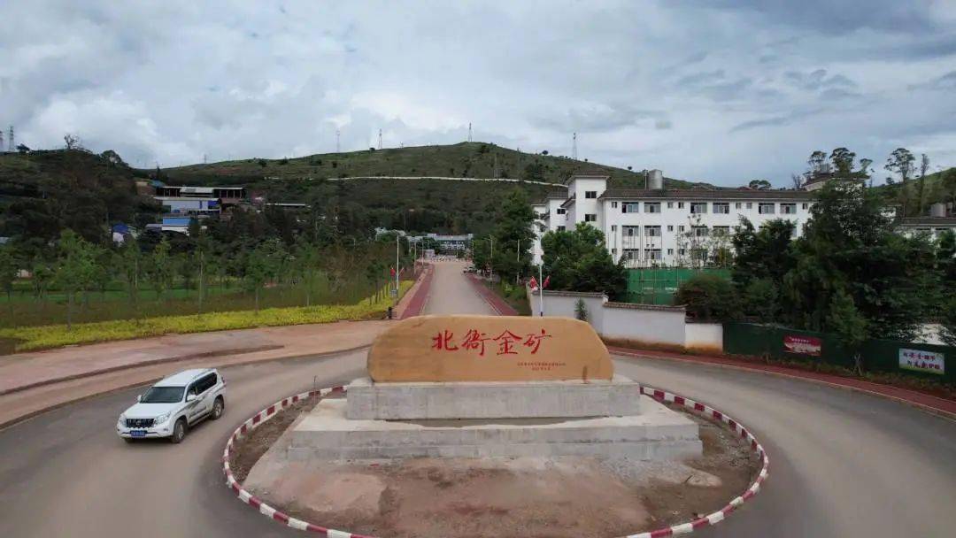 工成长为党的十九大代表,犹如他所在的鹤庆北衙矿业公司生产的黄金,历