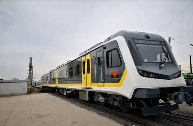 中国出口安哥拉动车组开跑罗安达城际铁路