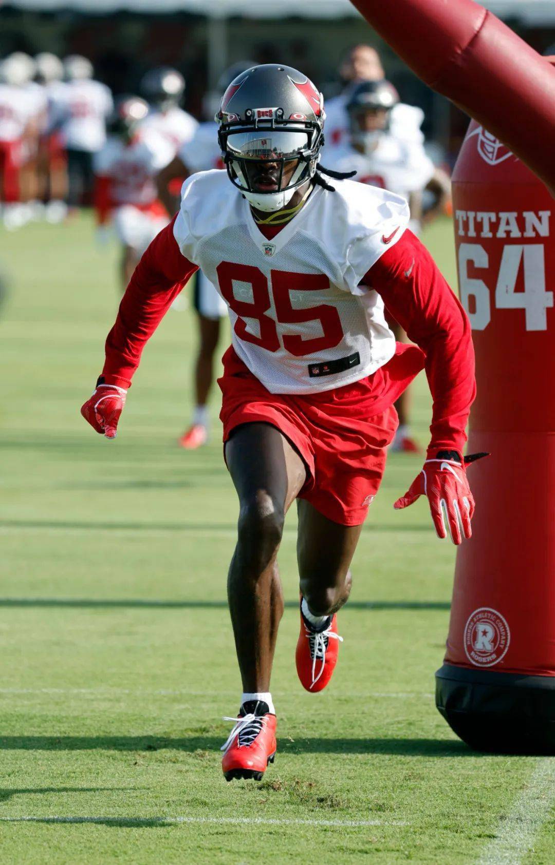 胡里奥-琼斯抵达坦帕湾参加海盗训练营!_坦帕_琼斯_胡里奥