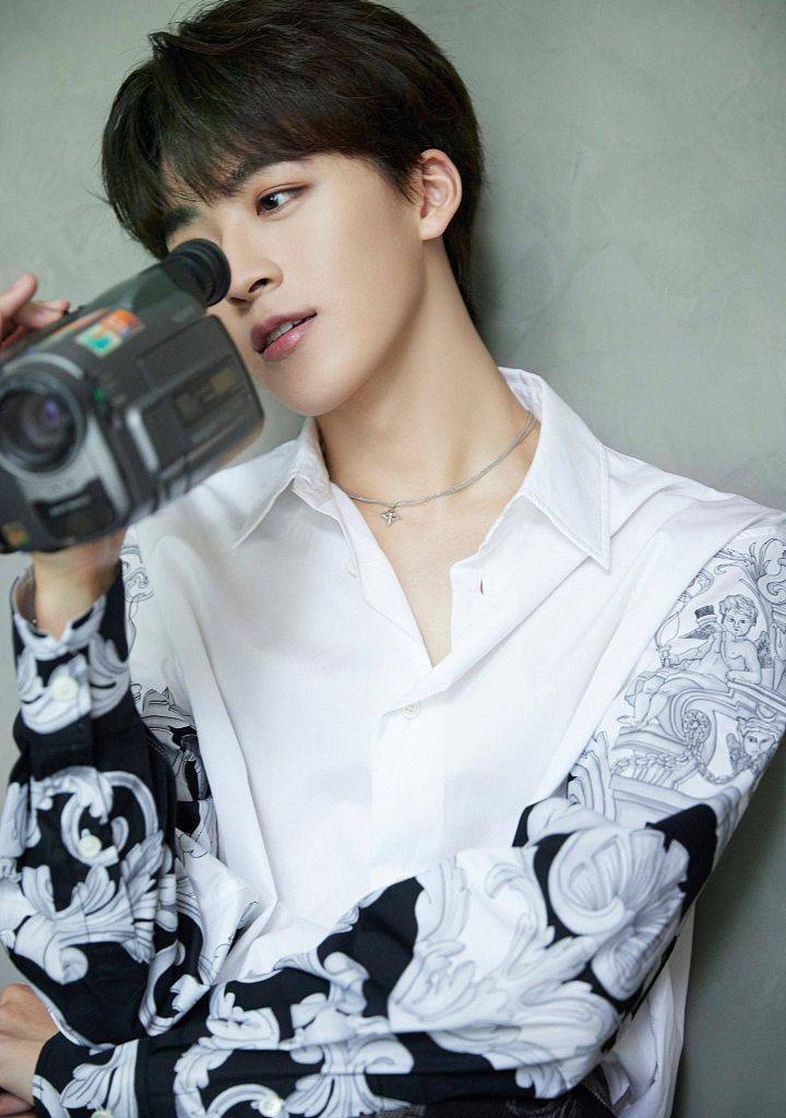 何洛洛白衬衫写真少年感十足手持相机造型文艺又奶酷