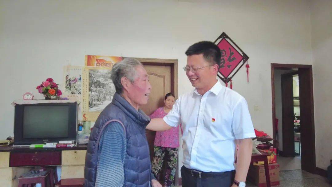 贾晓伟“八一”节前走访慰问退役军人