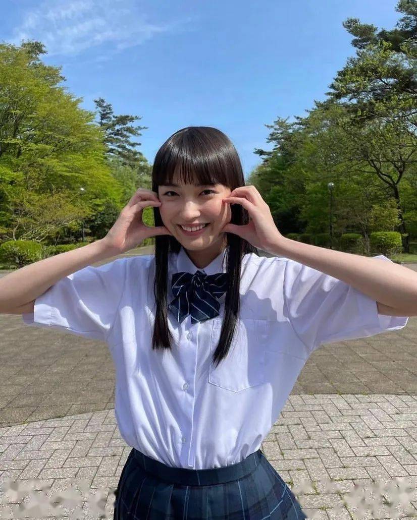 04年的日本小花,却已经有170cm的身高了,齐刘海黑发的她演绎起神秘又