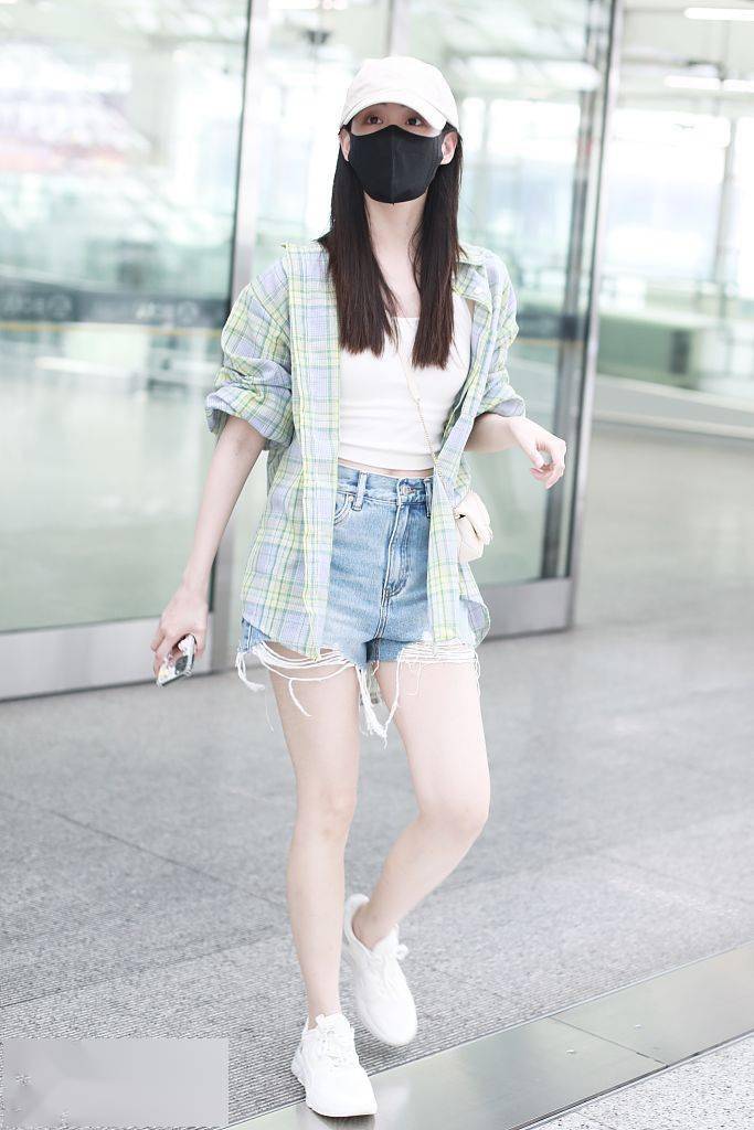 祝绪丹身穿绿色格纹衬衫搭配背心和热裤,夏日清凉感十足.