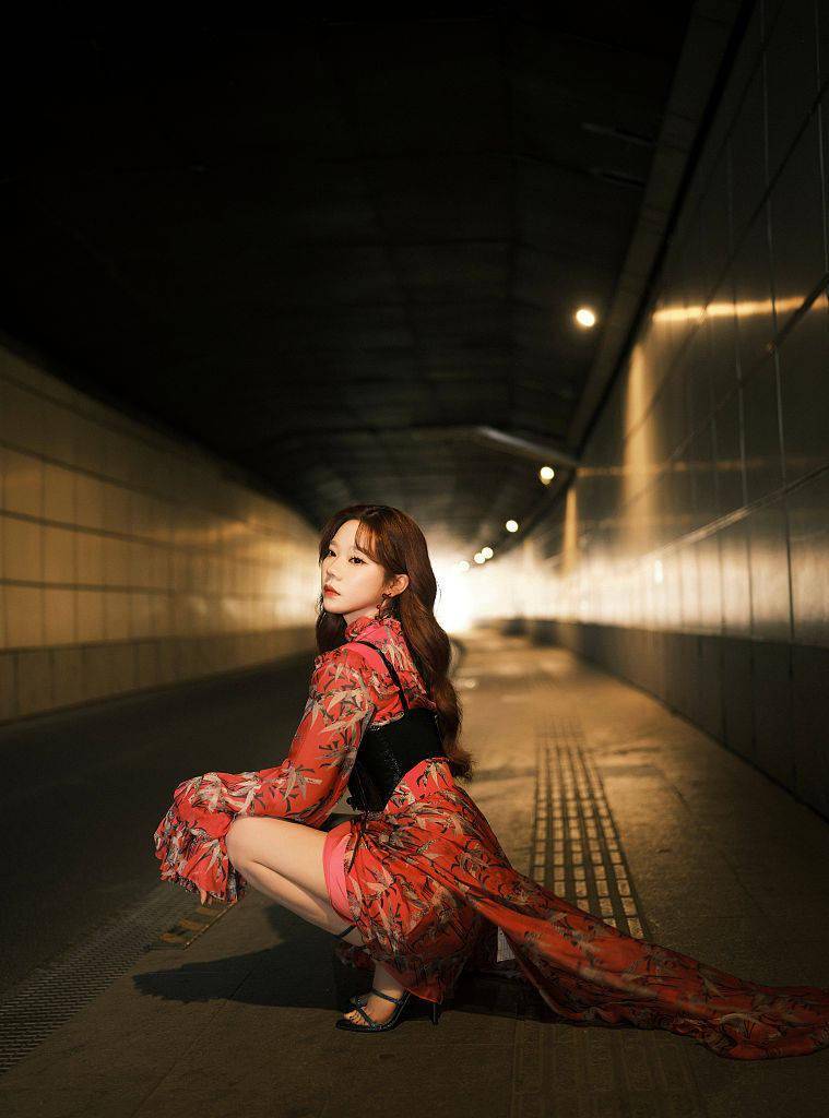张紫宁2022个人巡演造型写真释出碎花燕尾裙独具柔情氛围