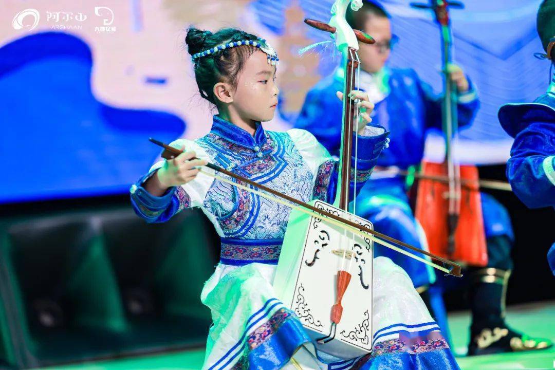 是民间艺人和牧民们喜欢的乐器,乐曲深沉悠长,小小马头琴表演《故乡》