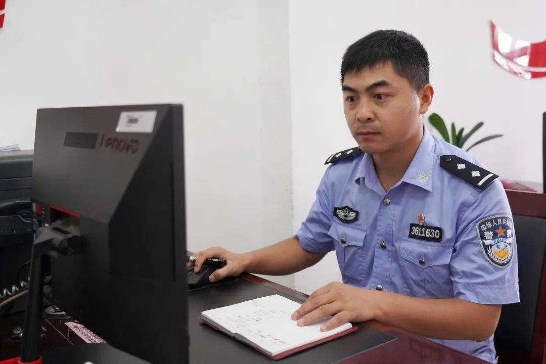 吴俊义90后的吴骏义2011年参军入伍,成为了一名光荣的武警消防战士