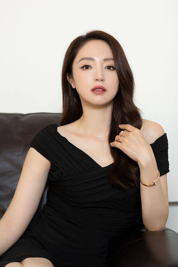 董璇拍摄写真预热七夕黑色落肩裙与条纹抹胸裙造型演绎不同魅力