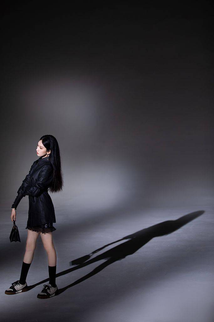 刘令姿拍摄黑白光影大片故事感十足秀发黑长直眼神凌厉展酷姿