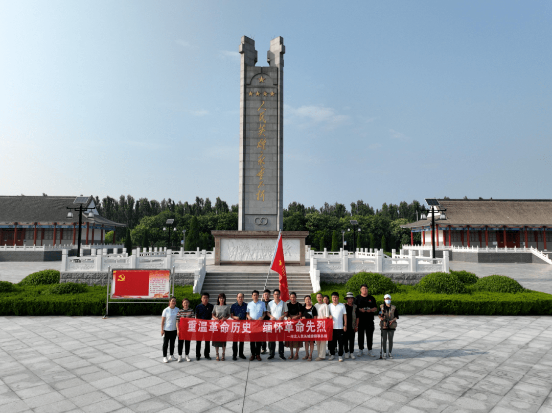 7月31日,河北凌坤律师事务所党支部成员前往桃城区河沿镇王渡口村走访