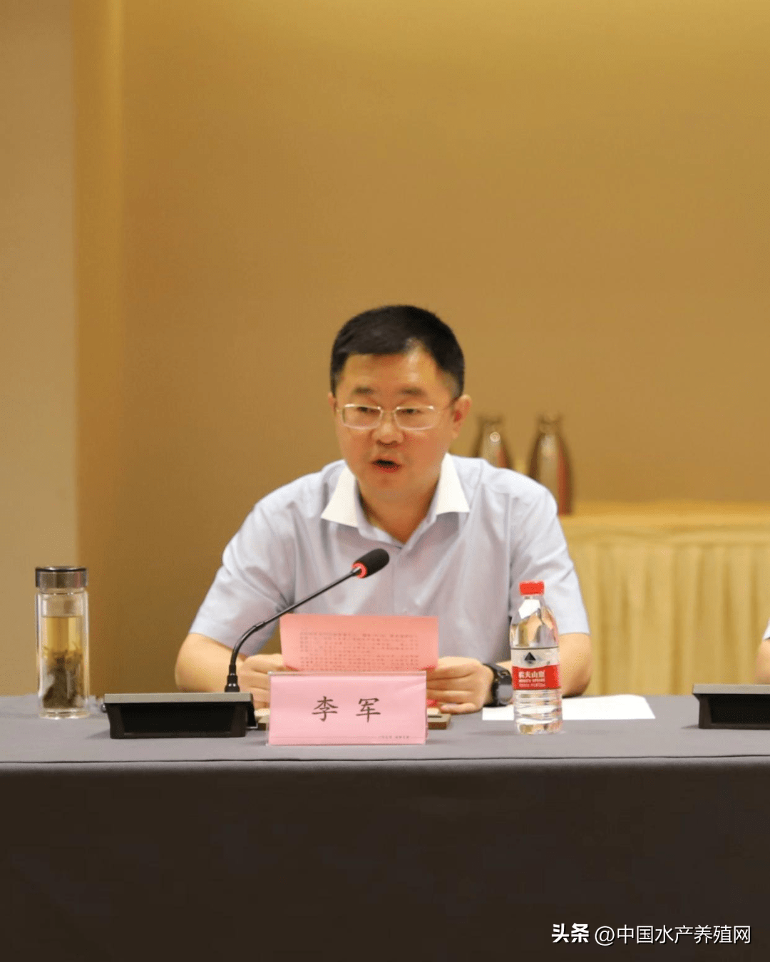 池州市农业农村局局长吴作知主持本次座谈会,并和杨弘首席分别介绍了