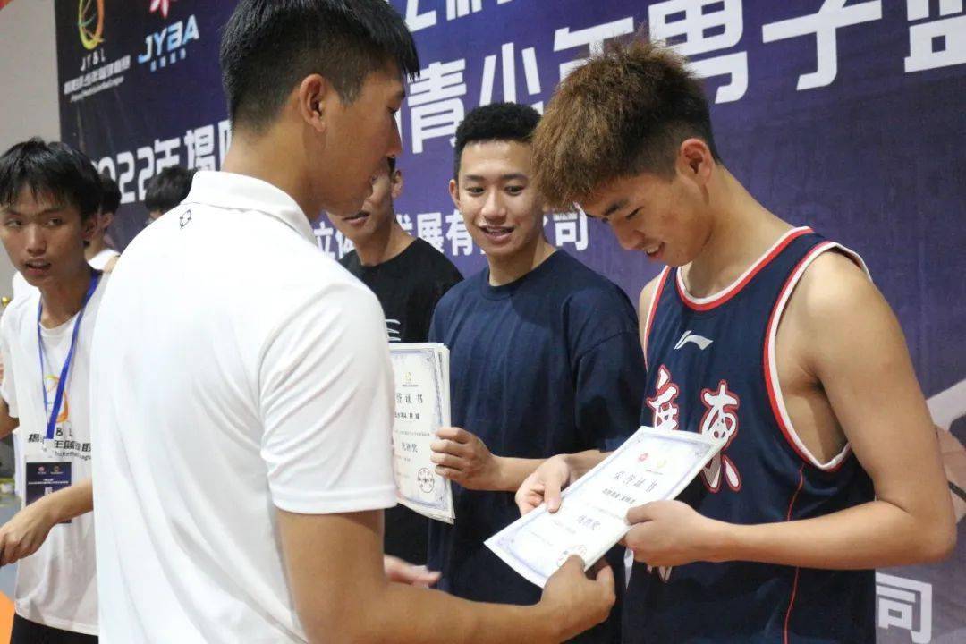 裁委会主任王小佳老师为获得殿军队伍颁奖本次联赛裁判长卢凯贵老师为