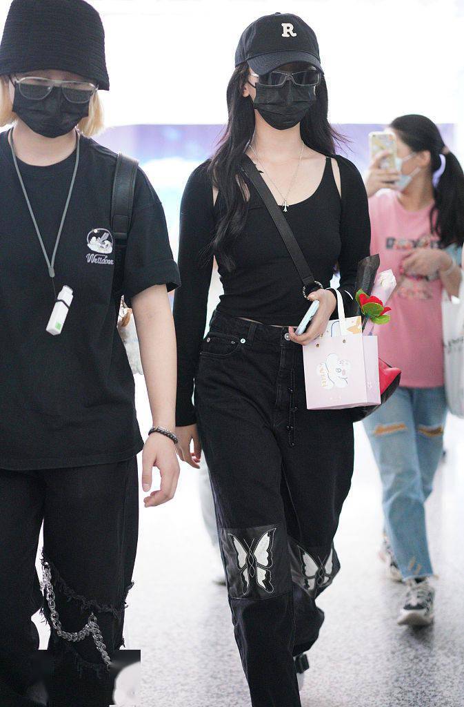 杨超越穿低领背心秀锁骨戴袖套防晒酷劲十足