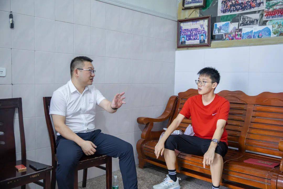 温州男孩考上北大当地领导上门