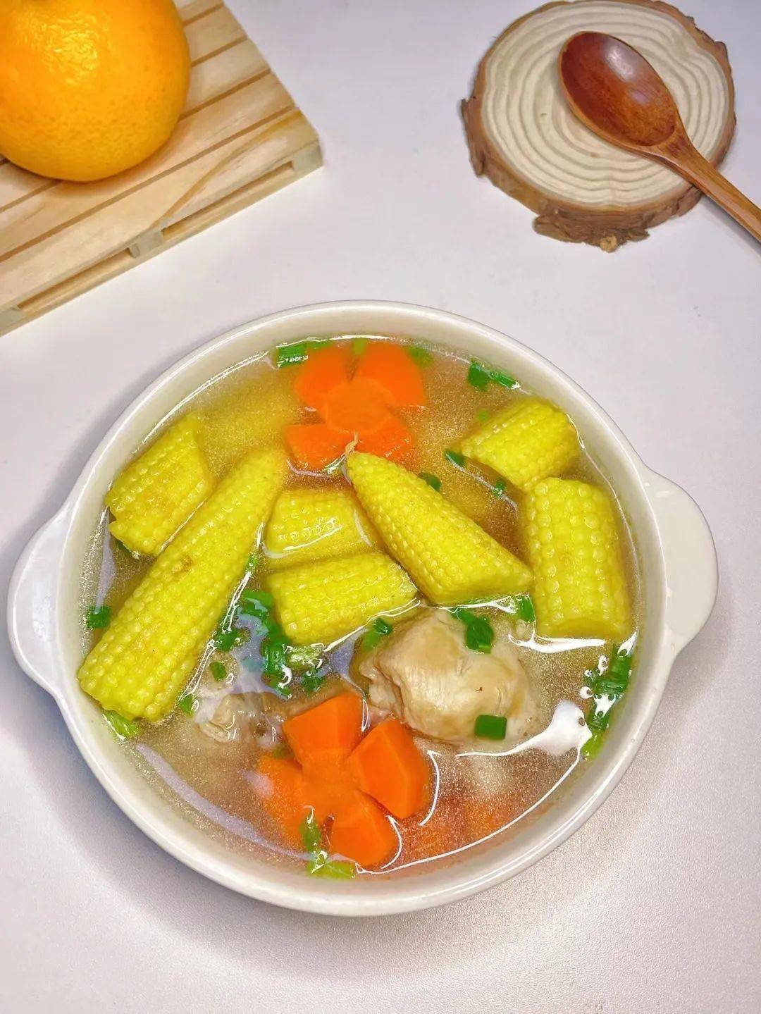 口感脆嫩,也就是没长大的小玉米,今年突然开始流行吃玉米笋,通常有糯