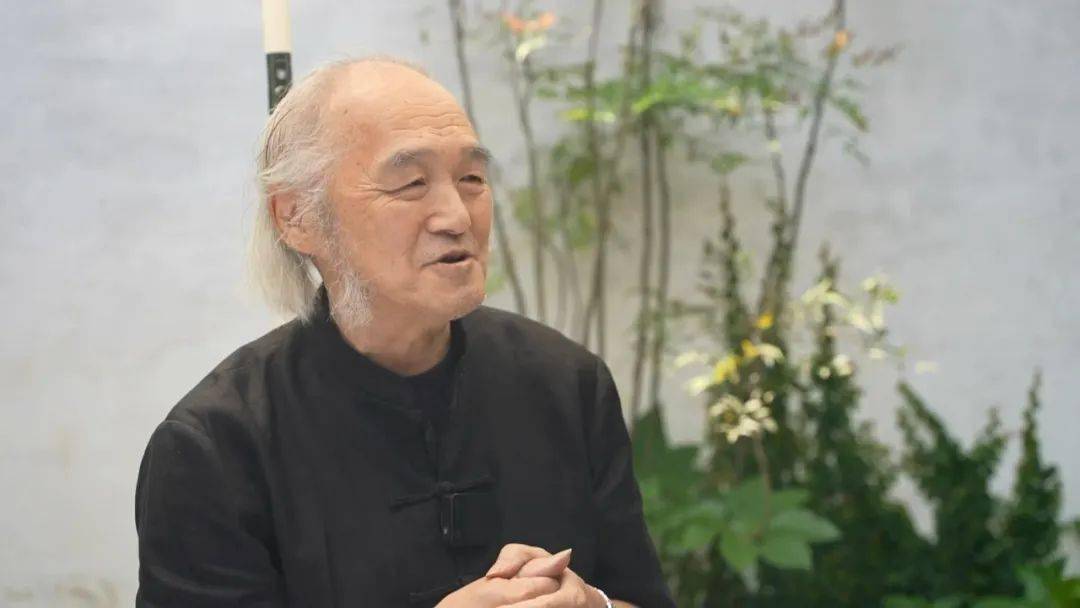 到卢心竹收藏的一幅画,是民国著名画家汪亚尘所画的《金鱼和蜡嘴》