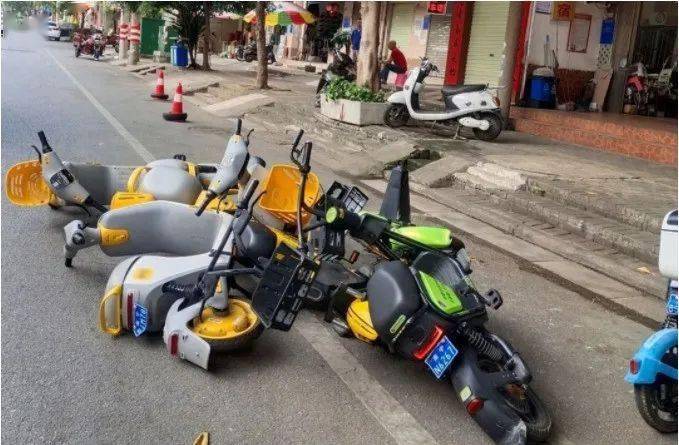 南宁女子在路边把多辆共享单车推倒,情绪很激动…_车辆_市民_影响