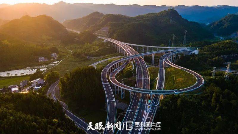 多彩贵州 最美高速丨江玉高速：人在车中坐 车在画中游