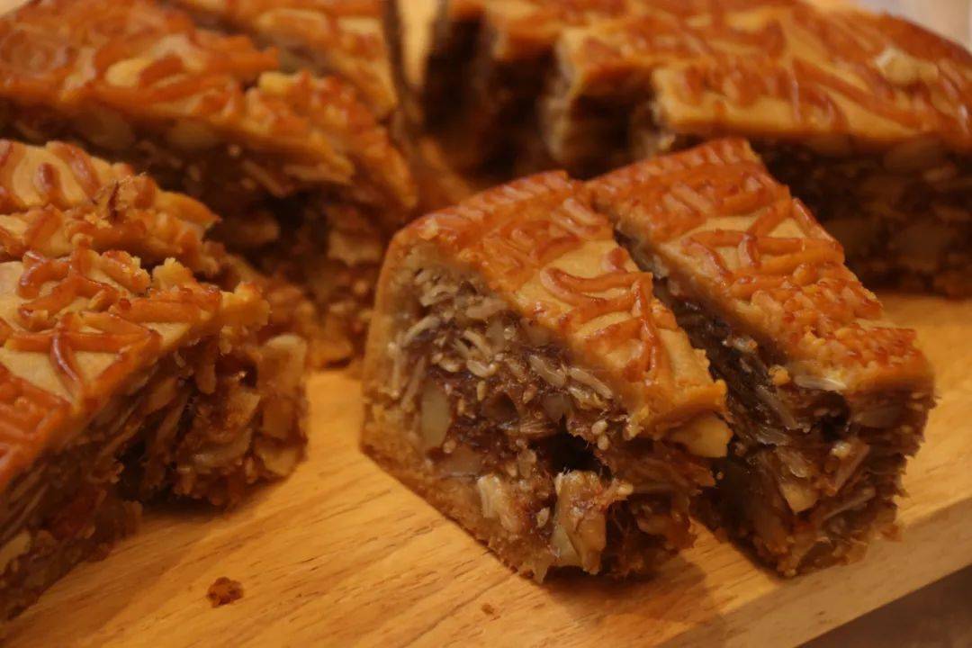 沙虫鲍鱼干贝花胶虾仁素翅防城港海鲜粉月饼隆重出道