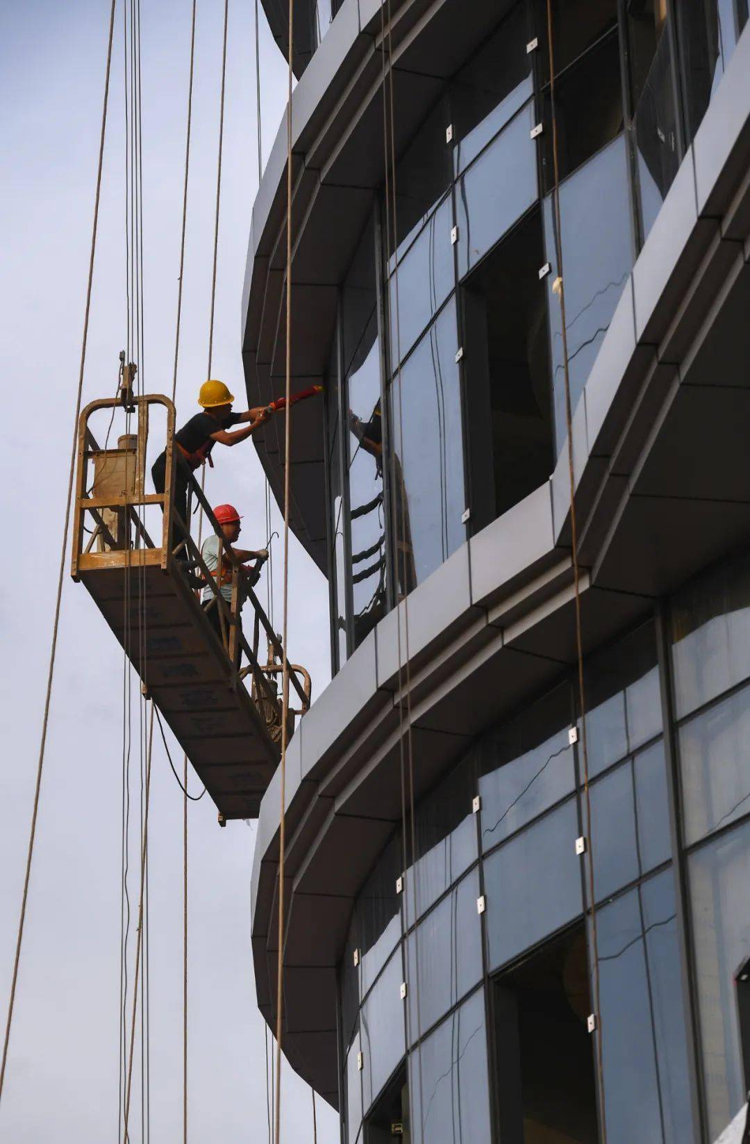 g320改建項目上高墨山至萬載段工地的建設者▲輸電線路高空作業的