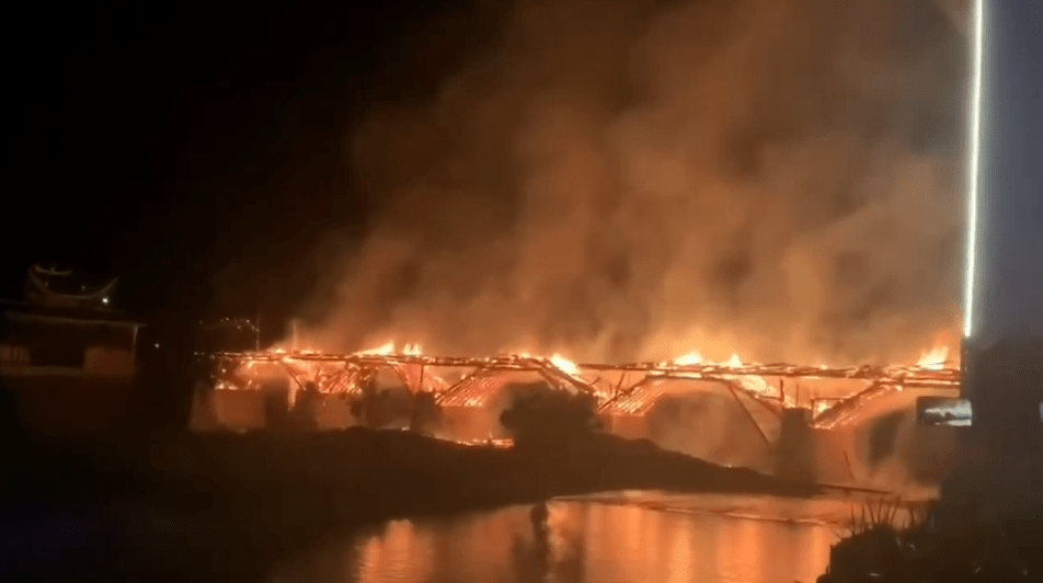 中国现存最长的木拱古廊桥突发大火！