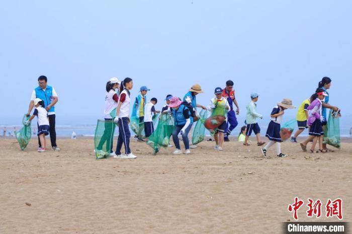 净滩公益行动在青岛举行 促进海湾环保建设