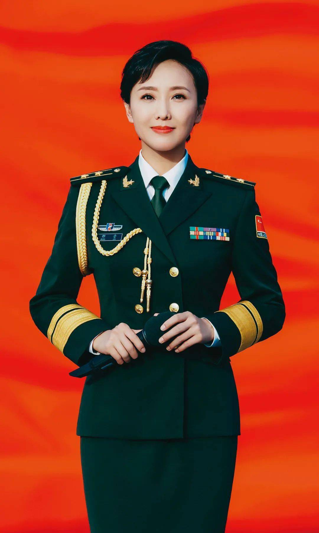 观众惊诧于邢晋的沉稳和成熟,在日常节目中,她始终深入大漠边关,走进