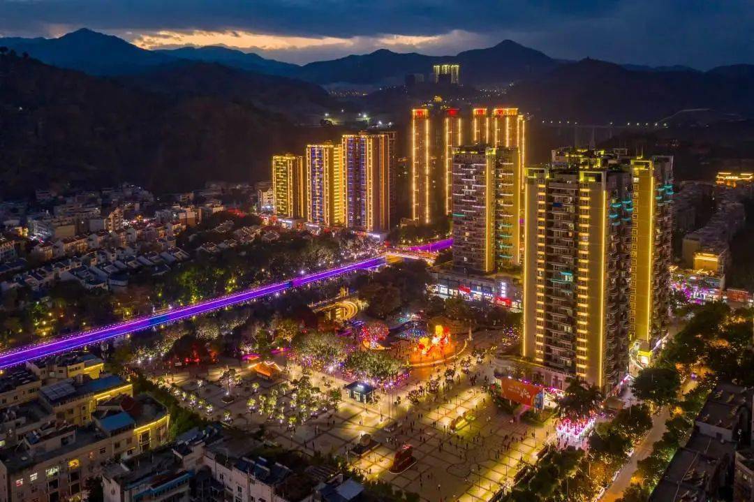 元旦节,春节,端午节,五一和母亲节等促销活动中,攀枝花银泰城累计吸引