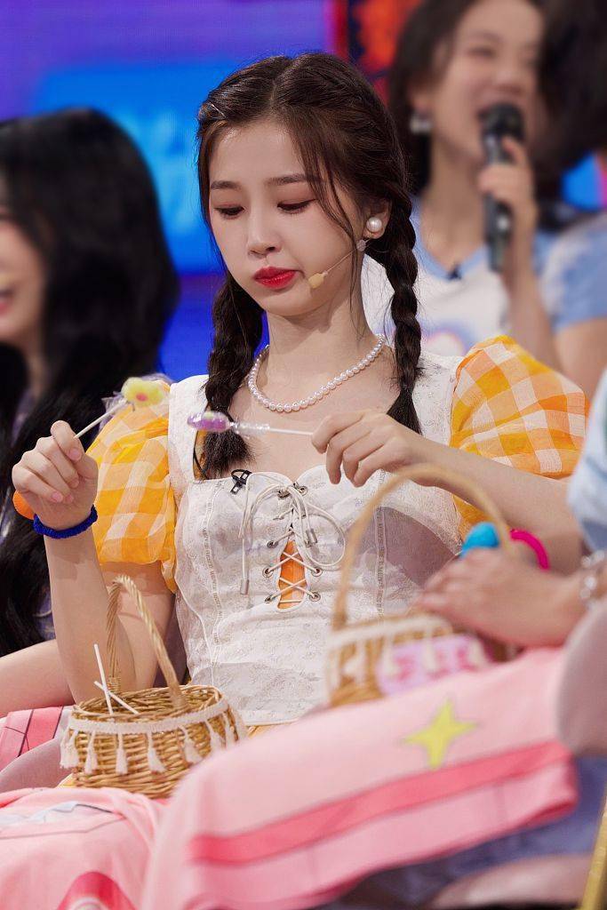 虞书欣发布《你好星期六》花絮照 扎双麻花辫穿小黄裙明媚少女_元气