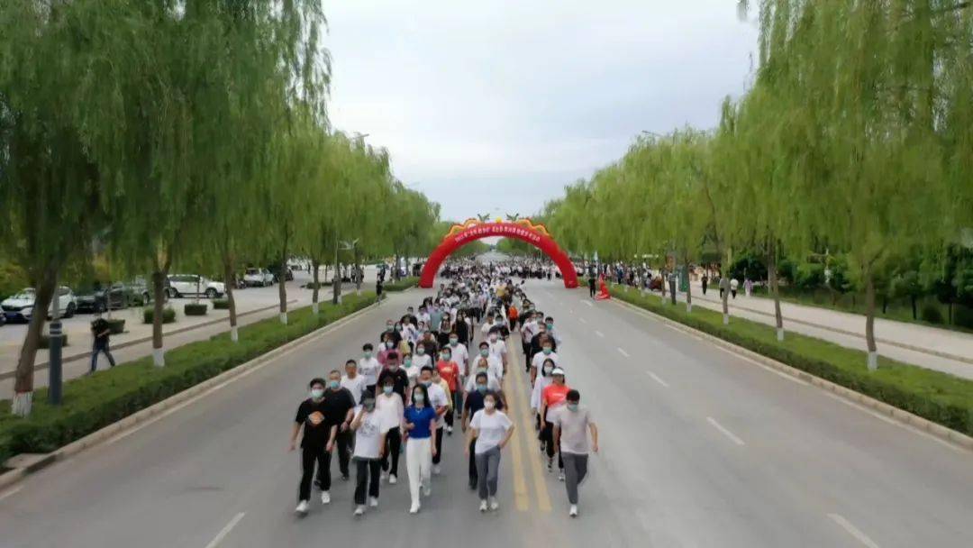 “全民健身日” 高台千人徒步穿越黑河湿地